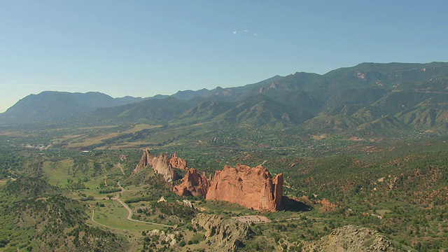 WS DS鸟瞰图的大红色岩石形成山谷之间的山脉在日光/科罗拉多斯普林斯，科罗拉多州，美国视频素材