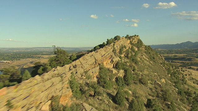 WS ZI鸟瞰图达科他hogback山脊岩石表面和强烈的阳光在杰斐逊县/科罗拉多州，美国视频素材