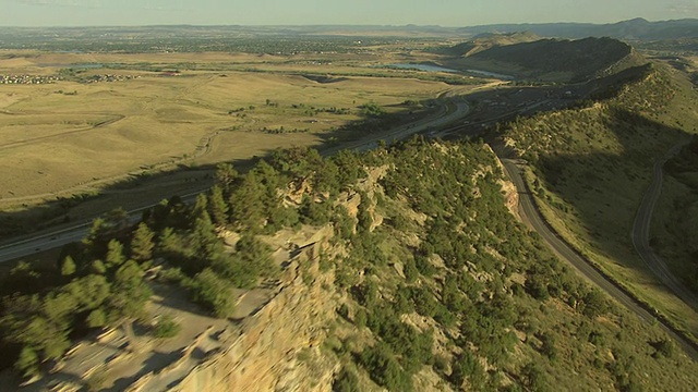 WS ZI AERIAL WS flyover dakota hogback ridge in jefferson county / Colorado，美国视频素材