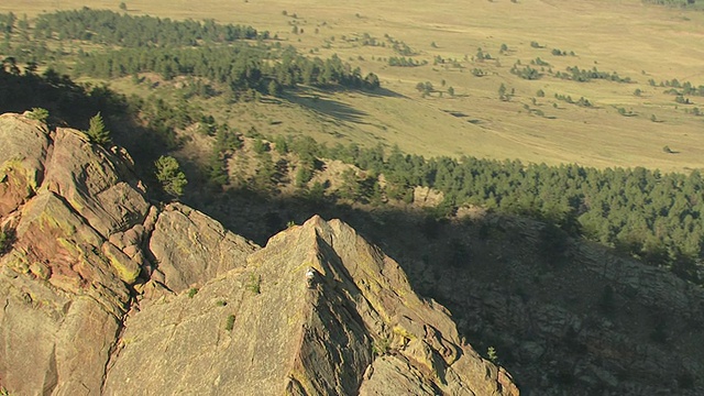 美国科罗拉多州博尔德县埃尔多拉多峡谷的塔上攀岩者的鸟瞰图和山的阴影背面景观视频素材