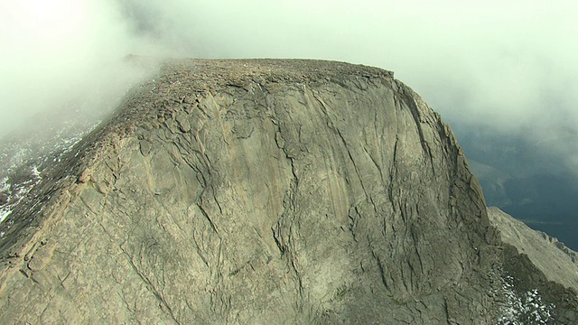 MS ZI TD鸟瞰图钻石巨大的陡峭悬崖，云在悬崖上翻滚/科罗拉多州，美国视频素材