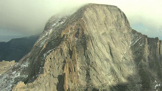 MS DS ZI鸟瞰图巨大的陡峭悬崖和云层盘旋在悬崖上/科罗拉多州，美国视频素材