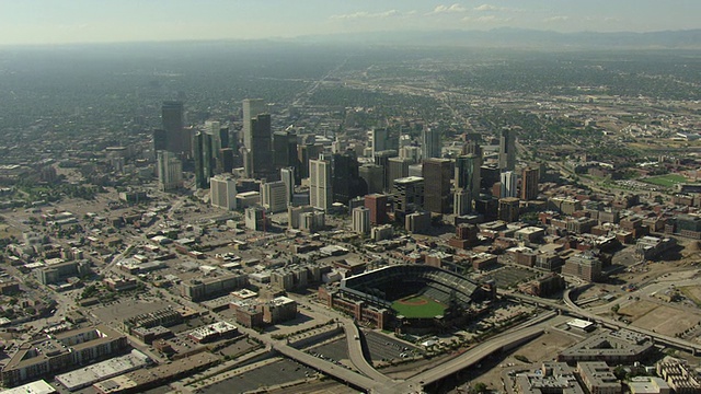 WS鸟瞰coors体育场与市中心摩天大楼的地面/丹佛，科罗拉多州，美国视频素材