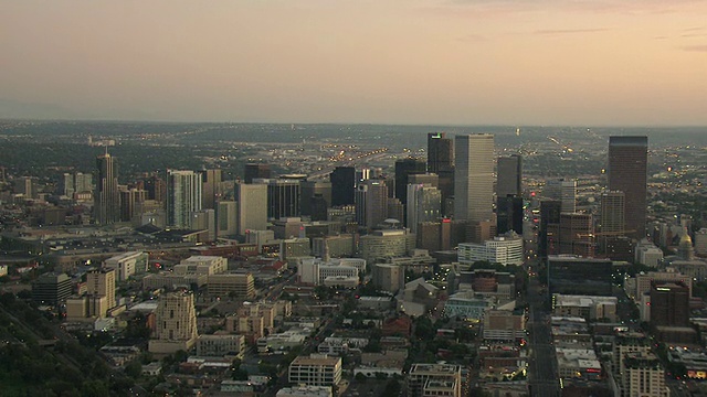 WS鸟瞰市中心摩天大楼在市中心丹佛与淡粉色色调的天空在日落/丹佛，科罗拉多州，美国视频素材