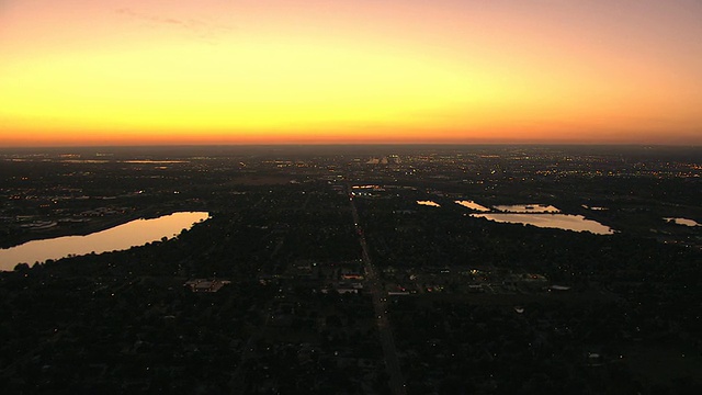 WS鸟瞰图黑暗的郊区土地与路灯和橙色和粉色在无云的天空/丹佛，科罗拉多州，美国视频素材