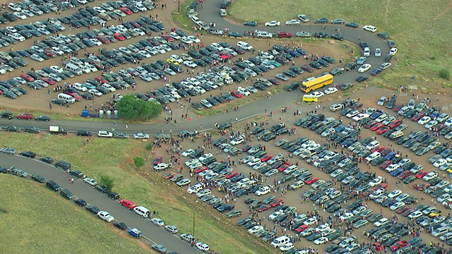 美国科罗拉多州丹佛市红石山公园的停车场鸟瞰图视频素材