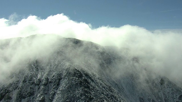 埃尔伯特山的航空视图和云移动在湖县/科罗拉多州，美国的顶峰视频素材