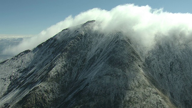 WS鸟瞰图的埃尔伯特峰与雪和吹云覆盖的山峰在湖县/科罗拉多州，美国视频素材