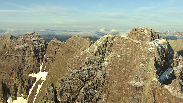 WS鸟瞰图的岩石山，栗色钟两个山峰没有雪在白河国家森林附近的白杨/科罗拉多州，美国视频素材