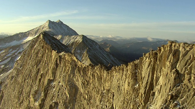 WS鸟瞰图与雪在皮特金县/科罗拉多州，美国日出山脊的岩石视频素材