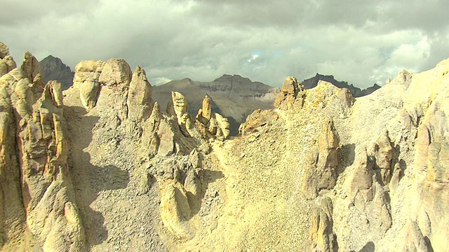 WS鸟瞰图戏剧性的岩层在山顶斑驳的阳光/碲化物，科罗拉多州，美国视频素材