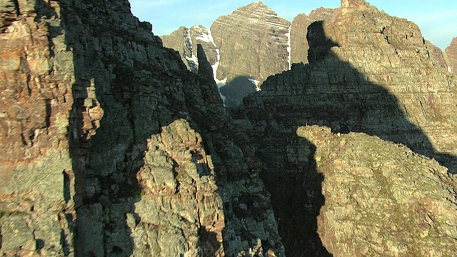 WS鸟瞰图的岩石山，部分阴影山和部分阳光和积雪覆盖的山/科罗拉多州，美国视频素材
