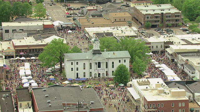 美国密西西比州牛津市拉斐特县法院大楼拍摄的双层艺术博览会上挤满了人的城镇广场视频素材