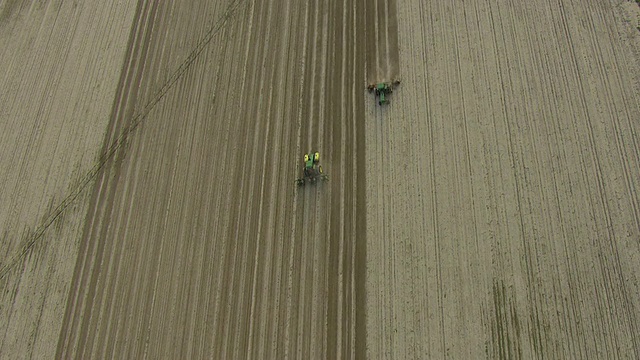 美国密西西比州夏基县的农场，两辆拖拉机相互经过棉花种植场视频下载