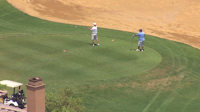 美国内华达州拉斯维加斯的高尔夫球场，高尔夫球手挥杆击球的镜头视频素材