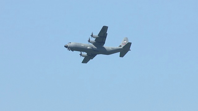 美国密西西比州谢尔比军营空军飞机在晴朗无云的天空中飞行的照片视频素材