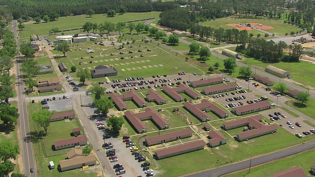 WS航拍TD在谢尔比/密西西比军事营地的营房和校园旅行的视图，美国视频素材