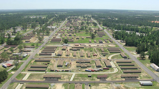WS航拍旅行兵营和校园在Shelby军事营地/密西西比，美国视频素材