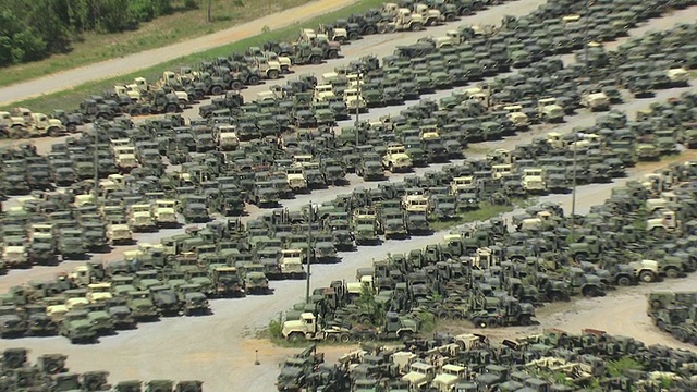 图为美国密西西比州谢尔比营地满是军用卡车的停车场视频素材