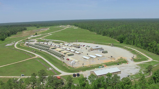 美国密西西比州谢尔比军营空中的一排排军用帐篷视频素材
