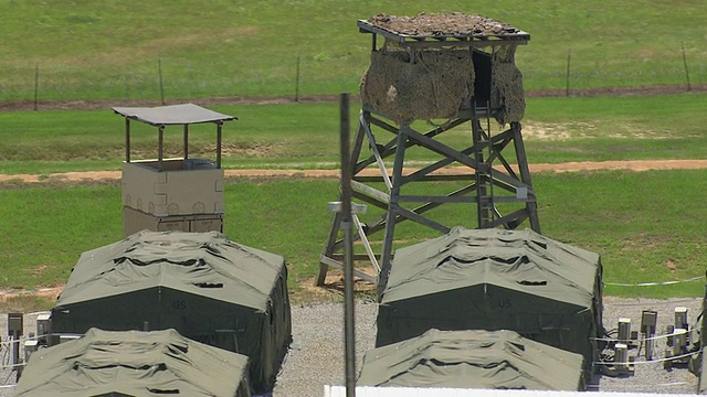 这是美国密西西比州谢尔比军营一排排军用帐篷的照片视频素材