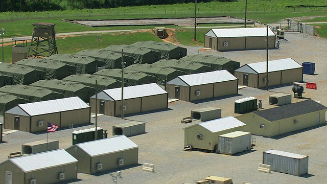 这是美国密西西比州谢尔比军营一排排军用帐篷的照片视频素材
