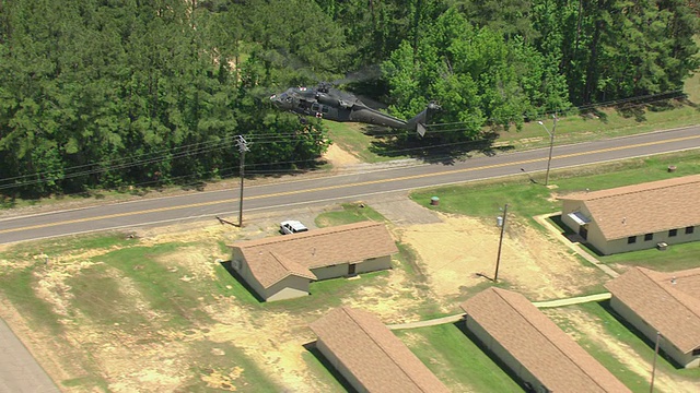 美国密西西比州，白天，黑鹰直升机在谢尔比军营上空飞行视频素材