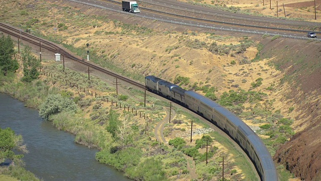美国内华达河谷，美铁列车与高速公路和特拉基河平行行驶视频下载