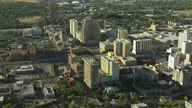 摩天大楼和街景的市中心鸟瞰图/里诺，内华达州，美国视频下载