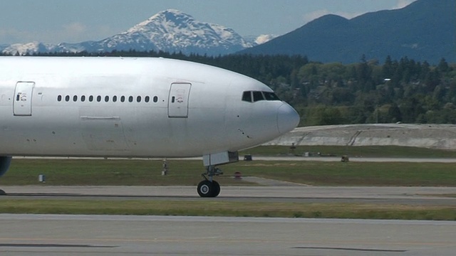 空中客车A330飞机滑行过一些山视频下载