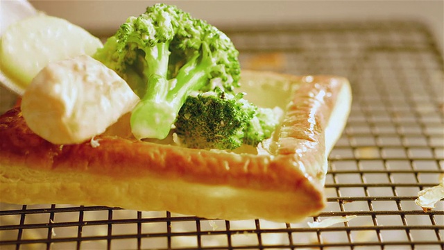 将一勺三文鱼和蔬菜混合放入英国南威尔士新港的糕点盒中视频素材