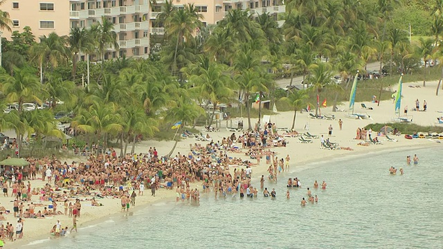 MS AERIAL ZO大海滩派对在斯马瑟斯海滩/基韦斯特，佛罗里达，美国视频素材