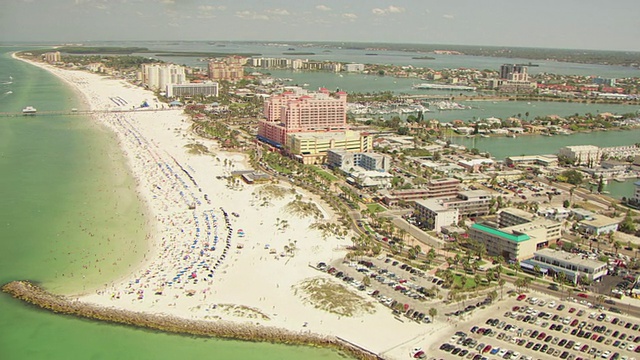 WS鸟瞰图的海滩和公寓和房子的土地/ Clearwater海滩，美国佛罗里达州视频素材