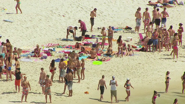 MS AERIAL拍摄的海滩游客穿着泳衣在沙滩上坐着椅子，撑着雨伞，喝着饮料/巴拿马市，佛罗里达，美国视频素材