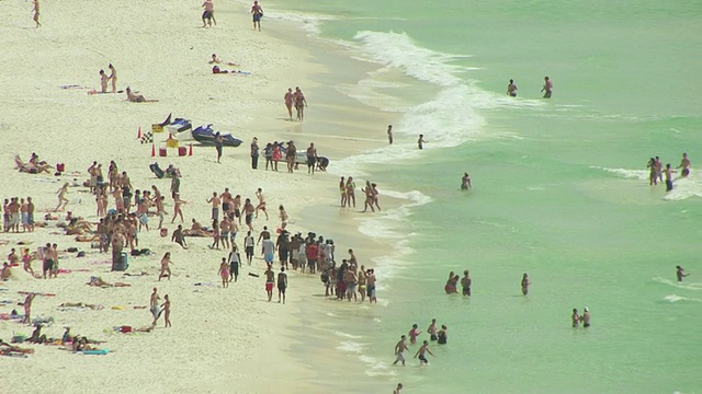 MS AERIAL拍摄于美国佛罗里达州巴拿马城的海滨和水上海滩上的游客视频素材