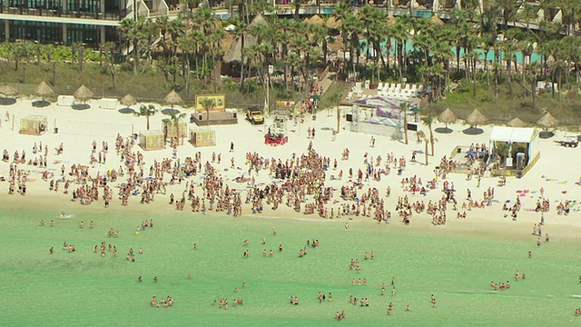 酒店和海滩上的人和春假在海滩/巴拿马城，佛罗里达，美国视频素材