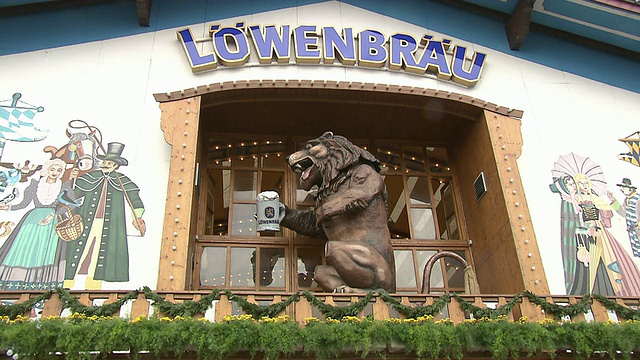 啤酒帐篷“LÃ¶wenbrÃ¤u”外，装饰图一头狮子视频素材