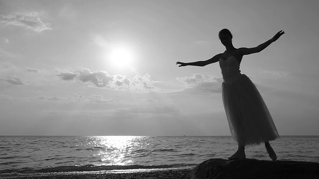 芭蕾舞演员在海滩上跳舞视频素材