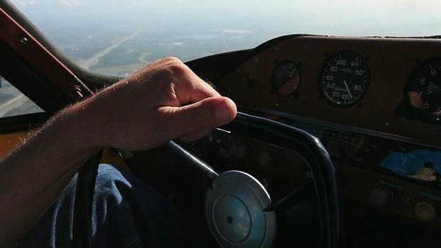 飞行员手握方向盘驾驶飞机/美国佛罗里达州基西米视频素材