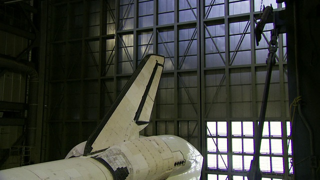 图为美国佛罗里达州卡纳维拉尔角肯尼迪航天中心的航天飞机组装大楼内的发现号航天飞机视频下载