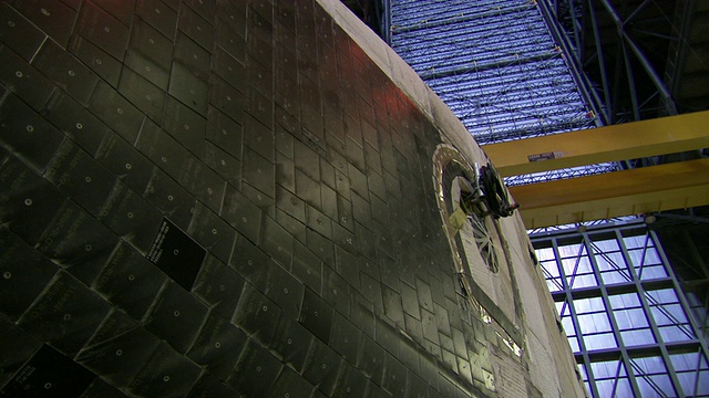 图为美国佛罗里达州卡纳维拉尔角肯尼迪航天中心航天飞机组装大楼内发现号航天飞机外部的绝缘黑色瓷砖视频下载