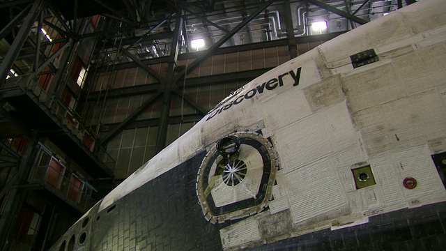 图为美国佛罗里达州卡纳维拉尔角肯尼迪航天中心的航天飞机装配大楼内的发现号航天飞机孵化视频素材