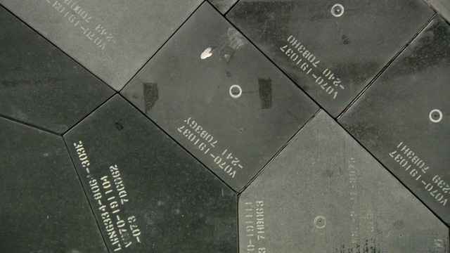 美国佛罗里达州卡纳维拉尔角肯尼迪航天中心航天飞机组装大楼内发现号航天飞机外部的绝缘黑色瓷砖视频素材