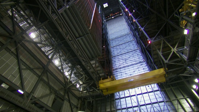图为美国佛罗里达州卡纳维拉尔角肯尼迪航天中心的航天飞机组装大楼内的发现号航天飞机视频素材