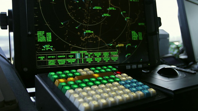 美国弗吉尼亚州斯特林空中交通管制塔的雷达屏幕和键盘照片视频下载