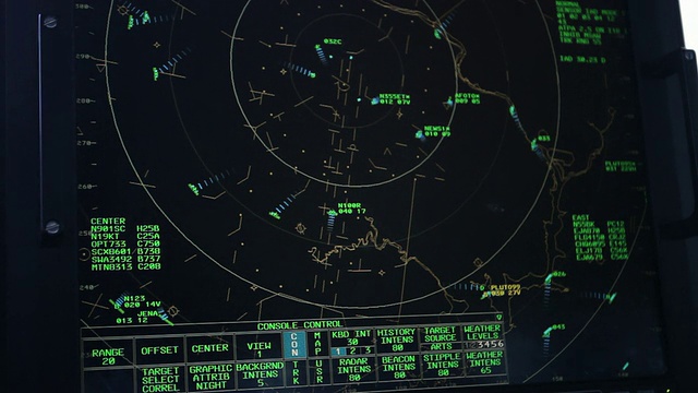 美国弗吉尼亚州斯特林空中交通管制塔的雷达屏幕照片视频下载