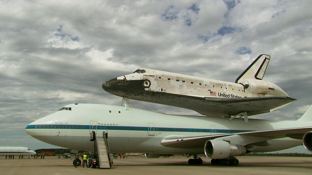 美国宇航局航天飞机与发现号航天飞机在杜勒斯机场着陆，登机楼梯设置/弗吉尼亚州斯特林，美国视频下载