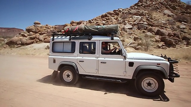 MS POV Safari汽车通过纳米比亚沙漠/温得和克，纳米比亚视频素材