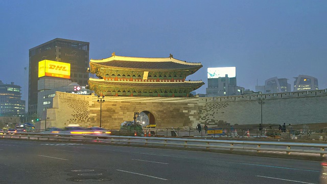 MS T/L拍摄南大门附近的夜间交通(韩国第一国宝)/首尔，韩国视频素材