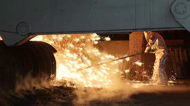 MS拍摄的工人穿着防火服在熔炉中工作/全南道光阳视频素材